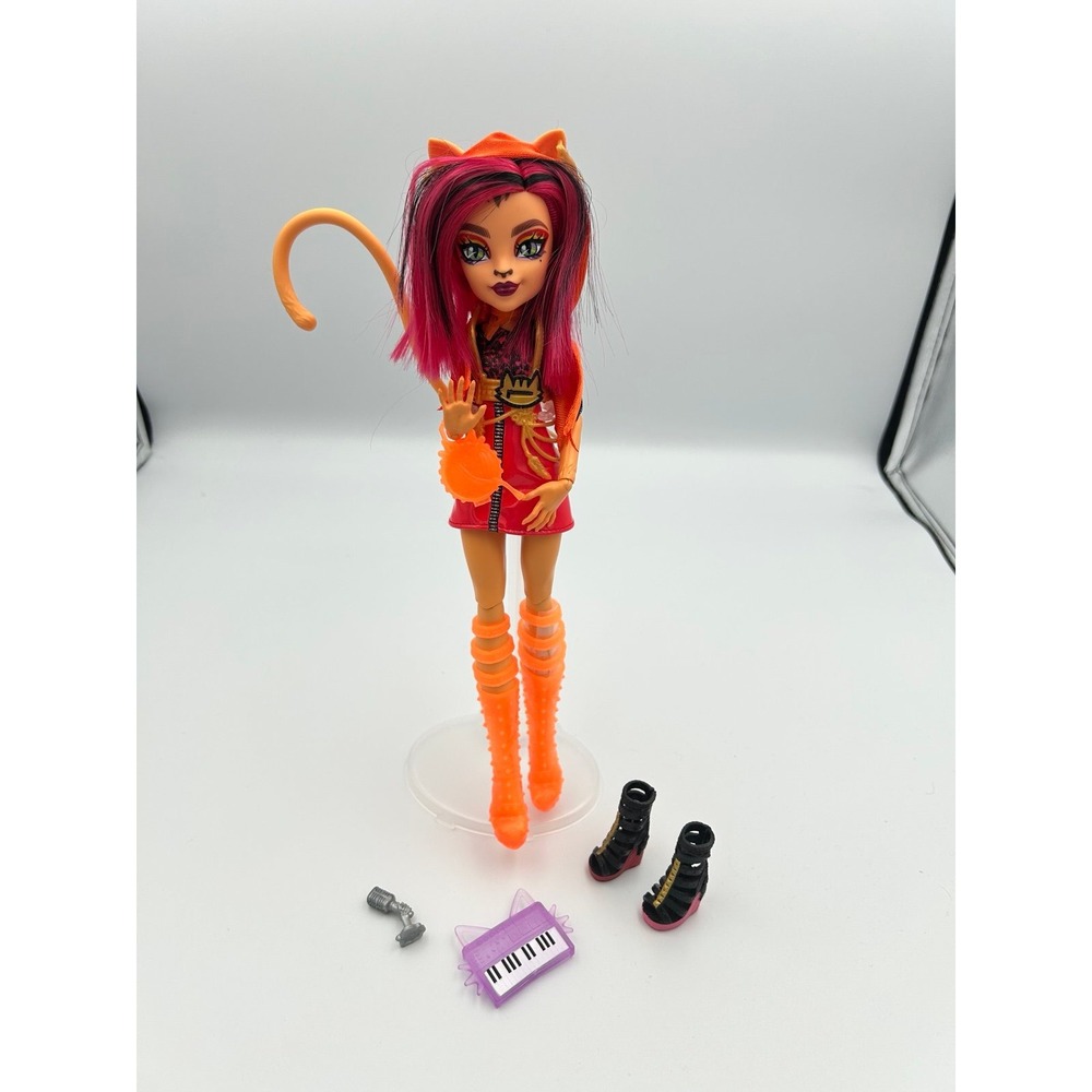 Monster High Skulltimate Secrets Neon Frights Toralei Strips fashion doll